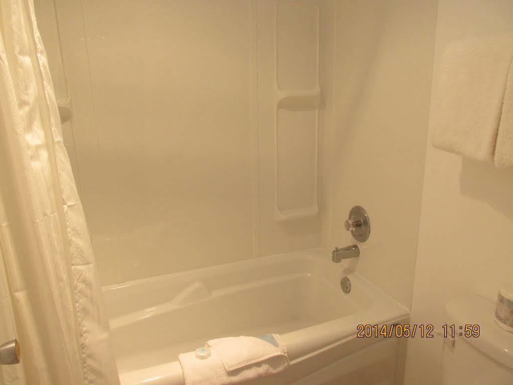 Westwood Motel 100 Mile House Bagian luar foto
